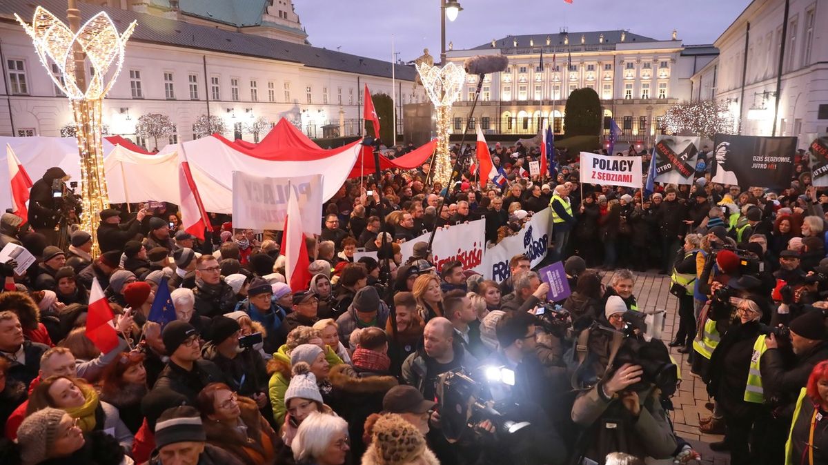 Právníci vyšli v talárech do ulic, vzdorují polské vládě